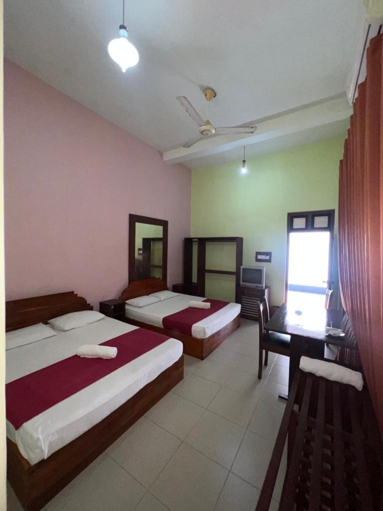 The Triangle Hotel Anuradhapura Habitación foto