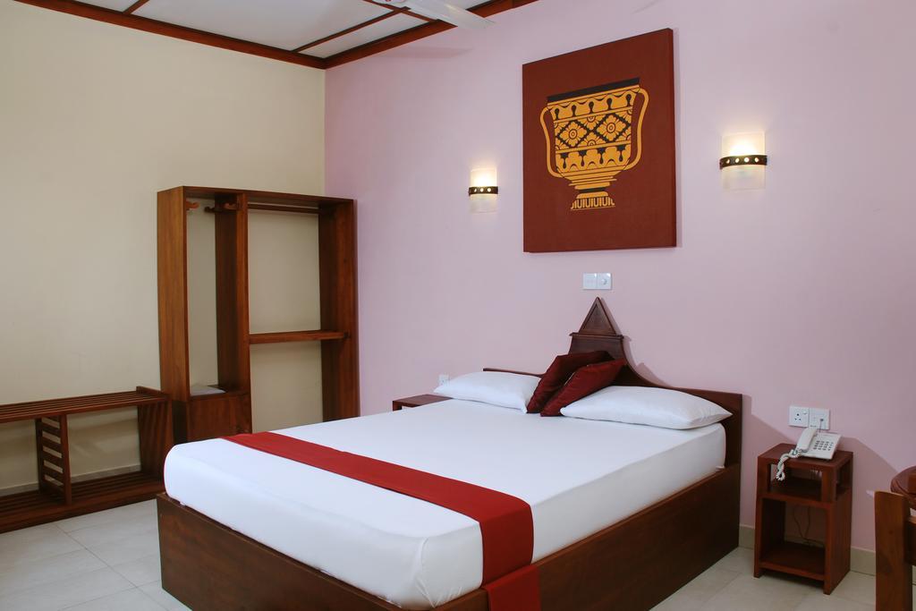 The Triangle Hotel Anuradhapura Exterior foto